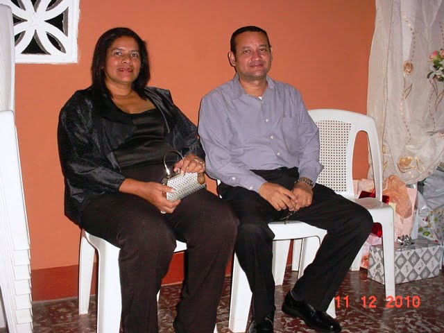 Dona Sandra Lopez y el licenciado Danilo Mora, en la recepcion nupcial de Felix Vega y la senorita Rosales